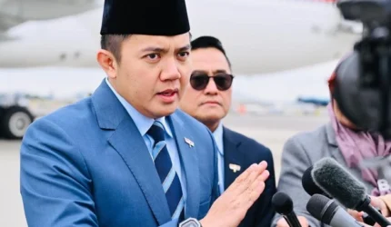Masyarakat mengantre memasuki Istana Kepresidenan Jakarta saat open house Lebaran 2026 dengan kapasitas hingga 5.000 orang