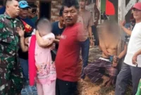 Seorang pria diikat di pos ronda dan dikerumuni warga setelah diduga terlibat kasus perselingkuhan di Karawang. (Posnews/Ist)