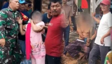 Seorang pria diikat di pos ronda dan dikerumuni warga setelah diduga terlibat kasus perselingkuhan di Karawang. (Posnews/Ist)