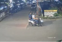Diduga Pelaku Yang Menyiram Air Keras ke Aktivis HAM Andrie Yunus Terekam CCTV. (Posnews/Ist)