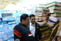 Petugas Bareskrim Polri menunjukkan ratusan kardus daging domba impor kedaluwarsa yang disita dari gudang di Tangerang menjelang Lebaran 2026. (Posnews/ist)