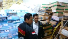 Petugas Bareskrim Polri menunjukkan ratusan kardus daging domba impor kedaluwarsa yang disita dari gudang di Tangerang menjelang Lebaran 2026. (Posnews/ist)