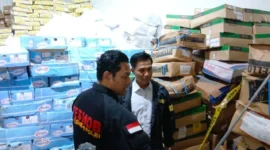 Petugas Bareskrim Polri menunjukkan ratusan kardus daging domba impor kedaluwarsa yang disita dari gudang di Tangerang menjelang Lebaran 2026. (Posnews/ist)
