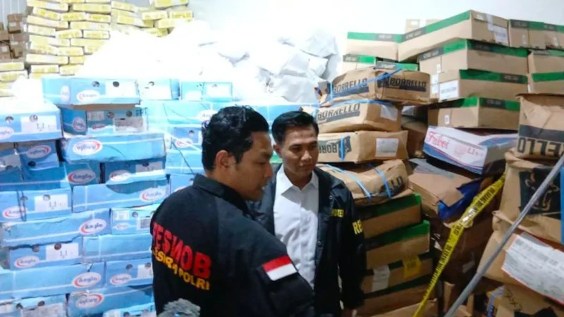 Petugas Bareskrim Polri menunjukkan ratusan kardus daging domba impor kedaluwarsa yang disita dari gudang di Tangerang menjelang Lebaran 2026. (Posnews/ist)