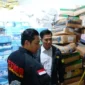 Petugas Bareskrim Polri menunjukkan ratusan kardus daging domba impor kedaluwarsa yang disita dari gudang di Tangerang menjelang Lebaran 2026. (Posnews/ist)