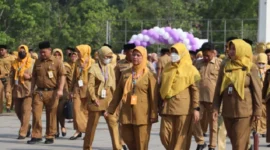 ASN Pemkab Tangerang bekerja di kantor dan dari rumah dalam skema WFH untuk penghematan energi 2026. (Posnews/Ist)