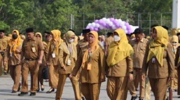 ASN Pemkab Tangerang bekerja di kantor dan dari rumah dalam skema WFH untuk penghematan energi 2026. (Posnews/Ist)