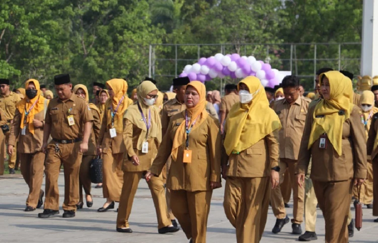 ASN Pemkab Tangerang bekerja di kantor dan dari rumah dalam skema WFH untuk penghematan energi 2026. (Posnews/Ist)