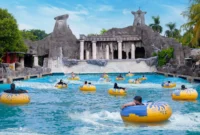 Suasana tempat wisata di Atlantis Ancol Jakarta ramai dikunjungi warga yang tidak mudik saat libur Lebaran 2026. (Posnews/Ancol)