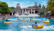 Suasana tempat wisata di Atlantis Ancol Jakarta ramai dikunjungi warga yang tidak mudik saat libur Lebaran 2026. (Posnews/Ancol)