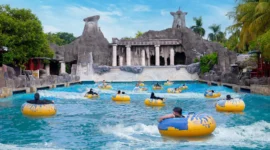 Suasana tempat wisata di Atlantis Ancol Jakarta ramai dikunjungi warga yang tidak mudik saat libur Lebaran 2026. (Posnews/Ancol)