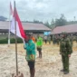 Tiga mantan anggota OPM mencium bendera Merah Putih saat ikrar setia NKRI di Distrik Sinak Papua Tengah. (Posnews/ist)
