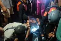 Tim SAR melakukan pencarian korban banjir bandang di Buleleng Bali. (Posnews/Tim SAR)