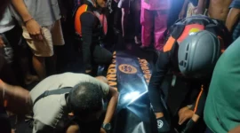 Tim SAR melakukan pencarian korban banjir bandang di Buleleng Bali. (Posnews/Tim SAR)