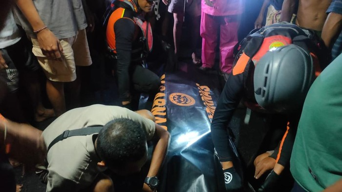 Tim SAR melakukan pencarian korban banjir bandang di Buleleng Bali. (Posnews/Tim SAR)