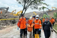 Tim SAR mengevakuasi korban longsor TPST Bantargebang Bekasi dari timbunan sampah. (Posnews/BNPB)