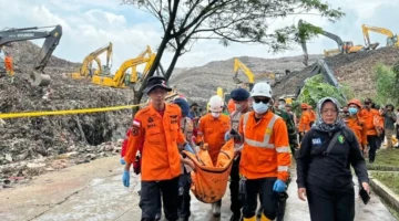 Tim SAR mengevakuasi korban longsor TPST Bantargebang Bekasi dari timbunan sampah. (Posnews/BNPB)