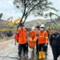 Tim SAR mengevakuasi korban longsor TPST Bantargebang Bekasi dari timbunan sampah. (Posnews/BNPB)