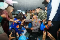 Kapolri Jenderal Pol Listyo Sigit Prabowo meninjau arus balik Lebaran di Pelabuhan Bakauheni bersama petugas dan pemudik. (Posnews/Ist)