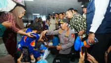 Kapolri Jenderal Pol Listyo Sigit Prabowo meninjau arus balik Lebaran di Pelabuhan Bakauheni bersama petugas dan pemudik. (Posnews/Ist)