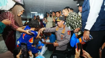 Kapolri Jenderal Pol Listyo Sigit Prabowo meninjau arus balik Lebaran di Pelabuhan Bakauheni bersama petugas dan pemudik. (Posnews/Ist)