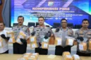 Wakapolda Riau Brigjen Hengki Haryadi menunjukkan barang bukti sabu 14,95 kg dan puluhan ribu pil ekstasi dari jaringan narkoba Malaysia. (Posnews/Ist)