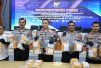Wakapolda Riau Brigjen Hengki Haryadi menunjukkan barang bukti sabu 14,95 kg dan puluhan ribu pil ekstasi dari jaringan narkoba Malaysia. (Posnews/Ist)