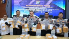 Wakapolda Riau Brigjen Hengki Haryadi menunjukkan barang bukti sabu 14,95 kg dan puluhan ribu pil ekstasi dari jaringan narkoba Malaysia. (Posnews/Ist)