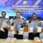 Wakapolda Riau Brigjen Hengki Haryadi menunjukkan barang bukti sabu 14,95 kg dan puluhan ribu pil ekstasi dari jaringan narkoba Malaysia. (Posnews/Ist)