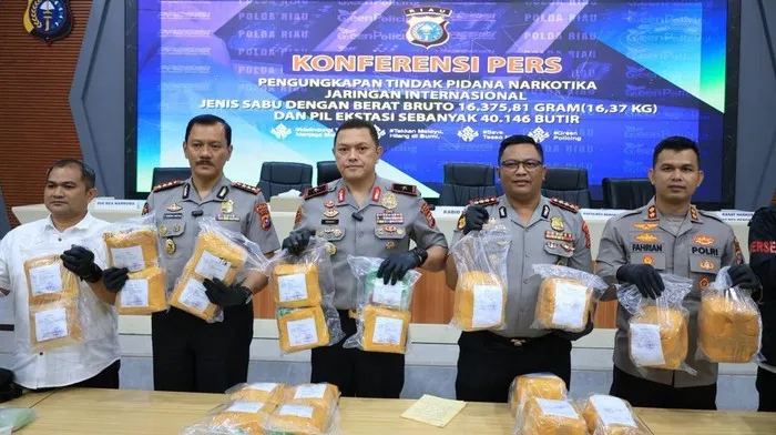 Wakapolda Riau Brigjen Hengki Haryadi menunjukkan barang bukti sabu 14,95 kg dan puluhan ribu pil ekstasi dari jaringan narkoba Malaysia. (Posnews/Ist)