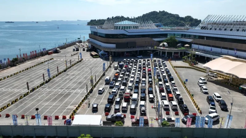 Wakapolri Dedi Prasetyo memantau arus mudik di Pelabuhan Bakauheni Lampung saat Operasi Ketupat 2026. (Posnews/ist)