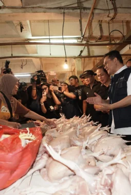 Mendag Budi Santoso Pantau Harga Sembako dan Pimpin Aksi Bersih Pasar