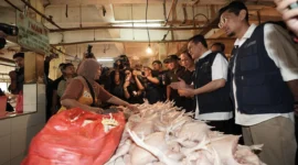 Menteri Perdagangan Budi Santoso bersama Menteri Lingkungan Hidup Hanif Faisol Nurofiq memimpin aksi bersih Pasar Kramat Jati sambil meninjau harga dan ketersediaan bahan pokok jelang Lebaran. (Posnews/Ist)