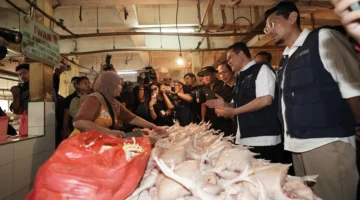 Menteri Perdagangan Budi Santoso bersama Menteri Lingkungan Hidup Hanif Faisol Nurofiq memimpin aksi bersih Pasar Kramat Jati sambil meninjau harga dan ketersediaan bahan pokok jelang Lebaran. (Posnews/Ist)