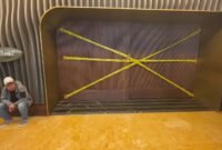 Petugas Bareskrim Polri memasang garis polisi di klub malam White Rabbit usai penggerebekan narkoba. (Posnews/Ist)
