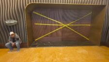 Petugas Bareskrim Polri memasang garis polisi di klub malam White Rabbit usai penggerebekan narkoba. (Posnews/Ist)
