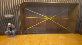 Petugas Bareskrim Polri memasang garis polisi di klub malam White Rabbit usai penggerebekan narkoba. (Posnews/Ist)
