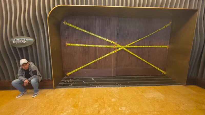 Petugas Bareskrim Polri memasang garis polisi di klub malam White Rabbit usai penggerebekan narkoba. (Posnews/Ist)
