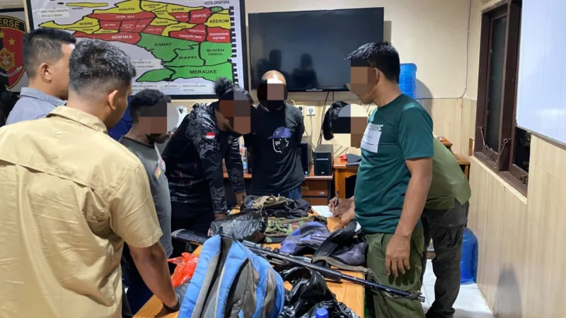 Delapan terduga pelaku jaringan suplai senjata untuk KKB diamankan aparat Kepolisian Daerah Papua dalam operasi penegakan hukum. (Posnews/Ist)
