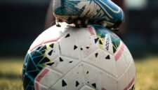 Ilustrasi, Lebih dari sekadar permainan abad ke-19. Sepak bola memiliki akar sejarah sedalam 3.000 tahun, bertransformasi dari hiburan kaisar di Tiongkok hingga menjadi olahraga terorganisir yang memisahkan diri dari rugby. Dok: Istimewa.