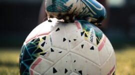 Ilustrasi, Lebih dari sekadar permainan abad ke-19. Sepak bola memiliki akar sejarah sedalam 3.000 tahun, bertransformasi dari hiburan kaisar di Tiongkok hingga menjadi olahraga terorganisir yang memisahkan diri dari rugby. Dok: Istimewa.