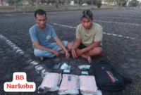 Polisi menunjukkan tersangka dan barang bukti 30.000 pil ekstasi hasil pengungkapan di Riau. (Posnews/Ist)