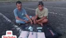 Polisi menunjukkan tersangka dan barang bukti 30.000 pil ekstasi hasil pengungkapan di Riau. (Posnews/Ist)