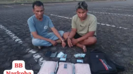Polisi menunjukkan tersangka dan barang bukti 30.000 pil ekstasi hasil pengungkapan di Riau. (Posnews/Ist)