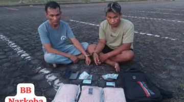 Polisi menunjukkan tersangka dan barang bukti 30.000 pil ekstasi hasil pengungkapan di Riau. (Posnews/Ist)