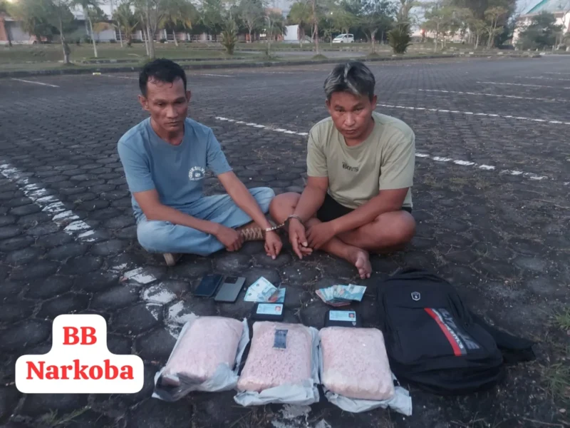 Polisi menunjukkan tersangka dan barang bukti 30.000 pil ekstasi hasil pengungkapan di Riau. (Posnews/Ist)