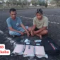 Polisi menunjukkan tersangka dan barang bukti 30.000 pil ekstasi hasil pengungkapan di Riau. (Posnews/Ist)