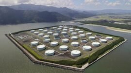 Prioritas domestik di atas segalanya. PM Sanae Takaichi memutuskan penarikan cadangan minyak pemerintah secara sepihak untuk pertama kalinya sejak 1978 demi menjaga harga bensin di angka 170 yen. Dok: Istimewa.