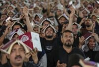 Menelusuri jejak perpecahan terbesar. Pembelahan Sunni dan Syiah bukan sekadar perbedaan cara ibadah, melainkan sebuah sengketa politik. Dok: Istimewa.