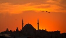 Sinergi iman dan inovasi. Di tahun 2026, teknologi bukan lagi sekadar alat pengingat, melainkan mitra spiritual cerdas yang membantu umat Muslim meraih kedalaman ibadah di tengah kesibukan era digital. Dok: Istimewa.